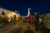 Choinka w Wiśle już rozświetlona, miasto wieczorem lśni pięknymi dekoracjami. Pojawił się także błyszczący niedźwiadek