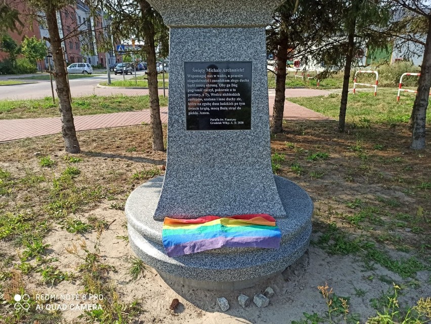 Tęczowa flaga na pomniku w Grodzisku Wielkopolskim