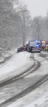 Tragiczny wypadek w Kobiórze k. Pszczyny! Opel wpadł w poślizg i zderzył się z dostawczakiem. Nie żyje 32-letni mężczyzna