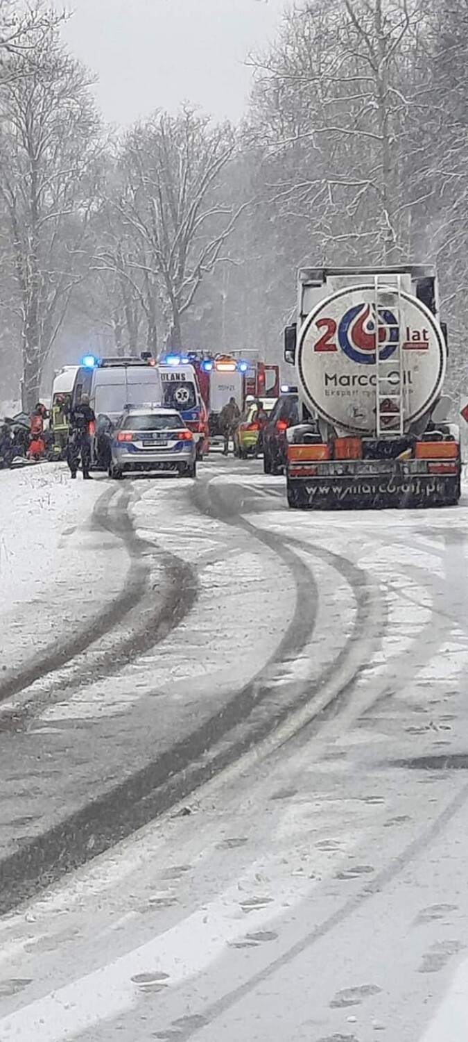 Osobowy opel będąc w poślizgu uderzył w jadącego z...