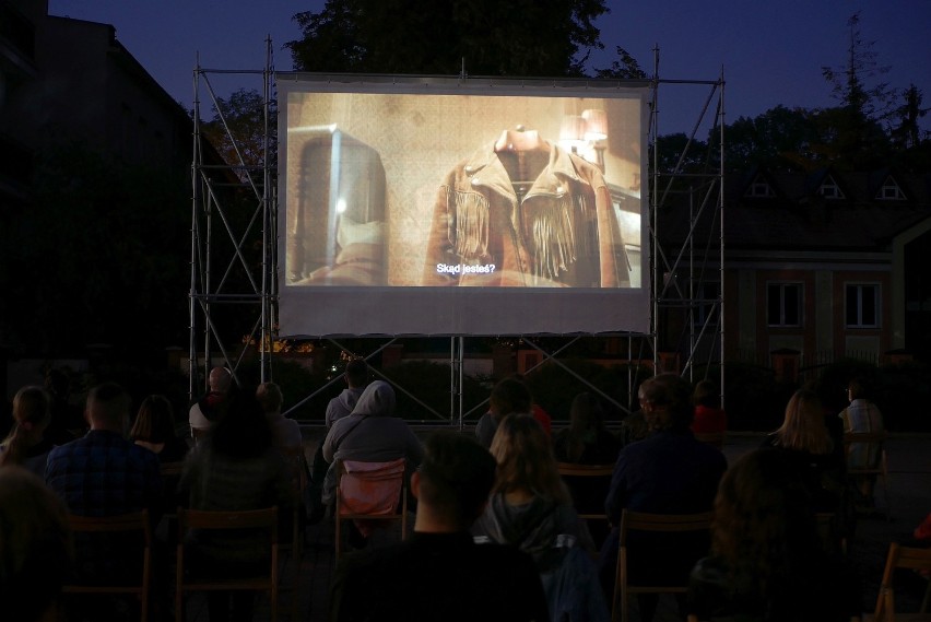 Kino plenerowe na placu przy Białostockim Ośrodku Kultury