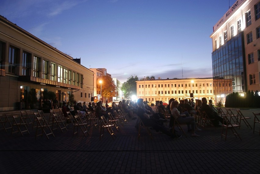 Kino plenerowe na placu przy Białostockim Ośrodku Kultury
