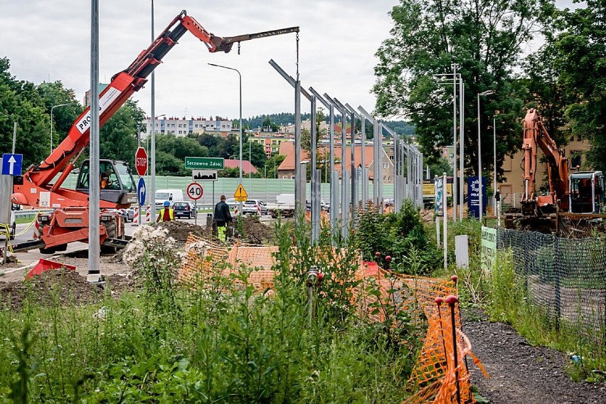 Obwodnica Wałbrzycha. Montaż ekranów akustycznych na ulicy Łączyńskiego (ZDJĘCIA)