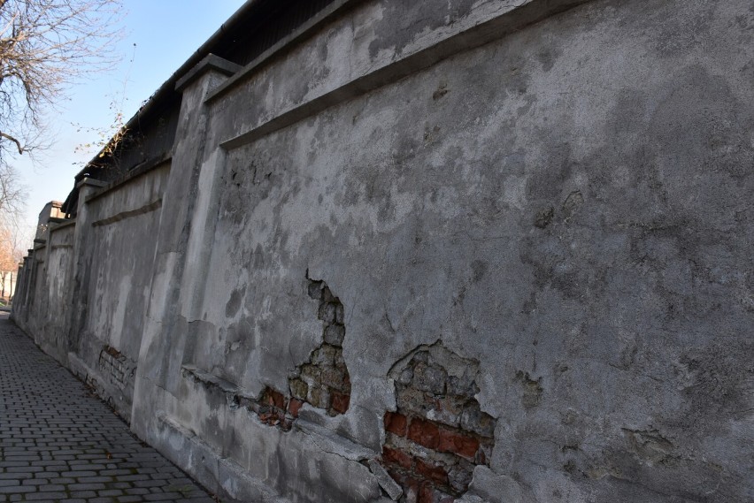 Stary szpital w Wadowicach wygląda jakby miał runąć na...