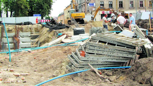 W głębokim wykopie przy ulicy Mickiewicza archeolodzy zauważyli pozostałości po startym żydowskim cmentarzu