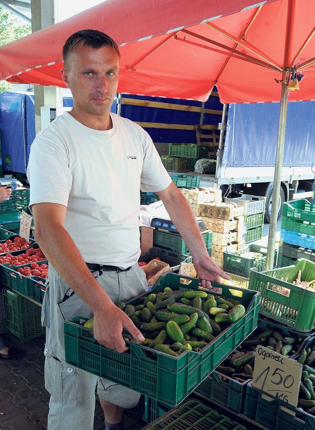 Na łódzkich targowiskach i w sklepach królują rodzime ogórki, chętnie kupowane przez klientów.