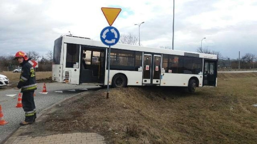 Zabrze: Wypadek autobusu linii 83. Kierowca zasłabł, pojazd zawisł na skarpie [ZDJĘCIA]