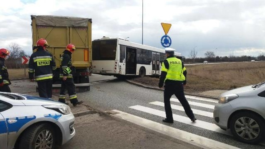 Zabrze: Wypadek autobusu linii 83. Kierowca zasłabł, pojazd zawisł na skarpie [ZDJĘCIA]