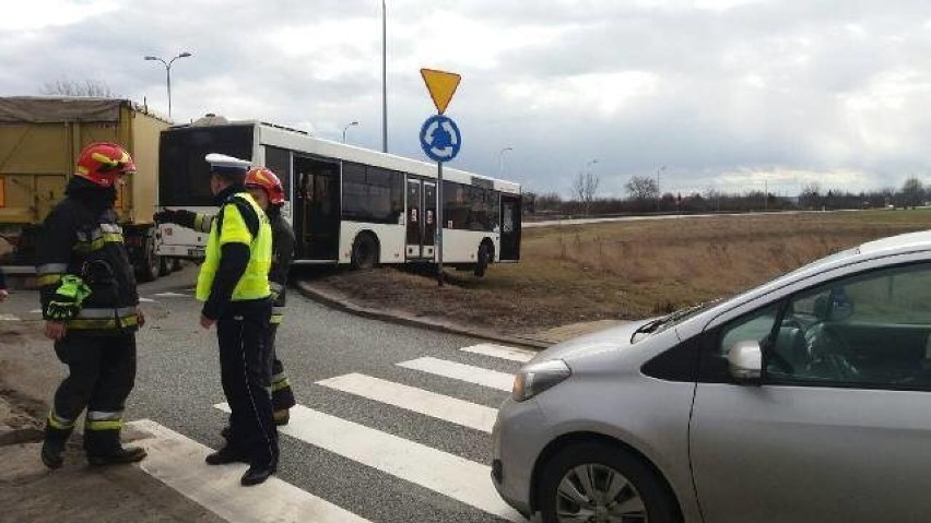 Zabrze: Wypadek autobusu linii 83. Kierowca zasłabł, pojazd zawisł na skarpie [ZDJĘCIA]