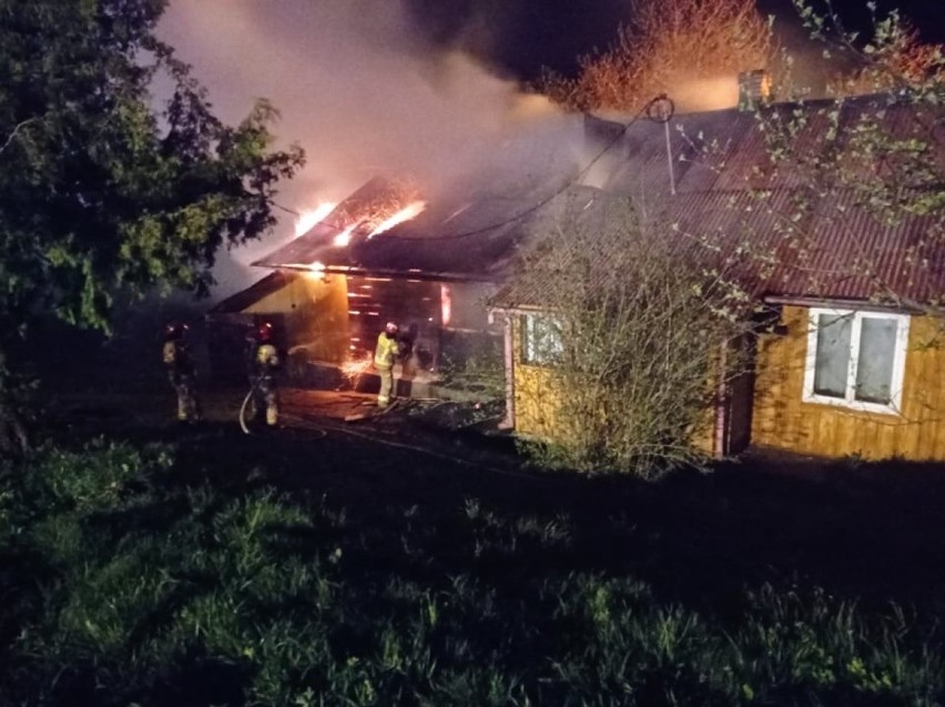 Nocny pożar w Korzeńcu w powiecie przemyskim. Spaliła się stodoła, budynek gospodarczy i dom [ZDJĘCIA OSP]