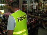 Łeba. Policjanci z Lęborka  zarekwirowali prawie 6000 butelek alkoholu w jednym ze sklepów w Łebie