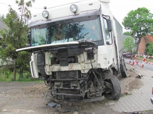Śmiertelny wypadek w Słupi pod Bralinem. 30-latek zginął w czołowym zderzeniu audi i ciężarówki FOTO