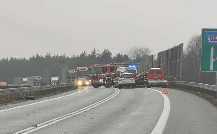 Po kolizji dwóch aut droga w kierunku Siewierza jest...