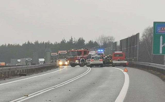 Po kolizji dwóch aut droga w kierunku Siewierza jest zablokowana