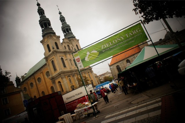 Producenci żywności ekologicznej od dziewięciu lat próbowali ożywić targ przy placu Bernardyńskim. W każdą sobotę przed ich straganami pojawiały się tłumy poznaniaków, którzy szukają ekologicznej tradycyjnej i regionalnej żywności.