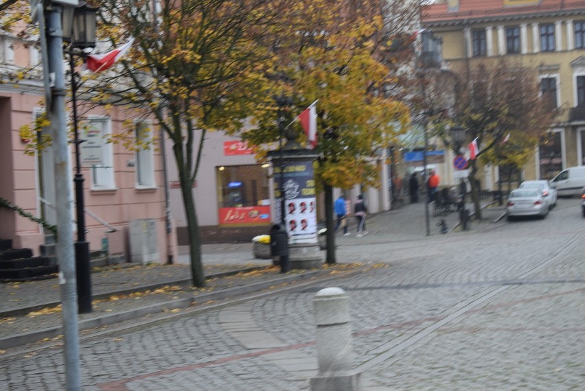 Święto Niepodległości w Gnieźnie. Ulice ozdobione flagami, w południe na Rynku rozbrzmiał Hymn Polski