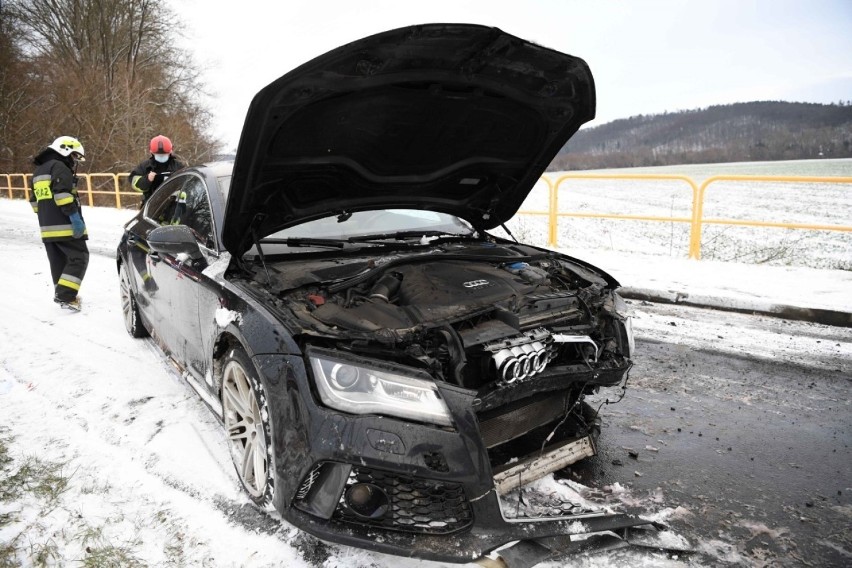 Wypadek w Korytnikach. W czołowym zderzeniu audi z volvo poszkodowana została jedna osoba [ZDJĘCIA]