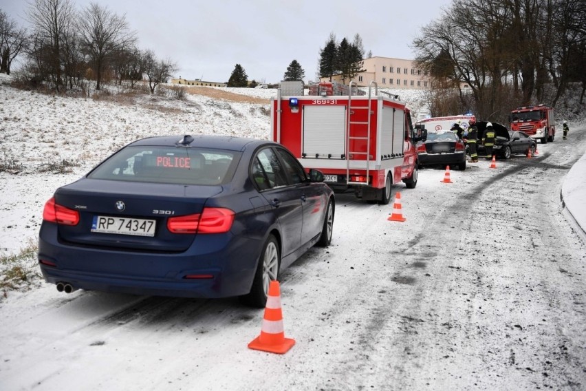 Wypadek w Korytnikach. W czołowym zderzeniu audi z volvo poszkodowana została jedna osoba [ZDJĘCIA]