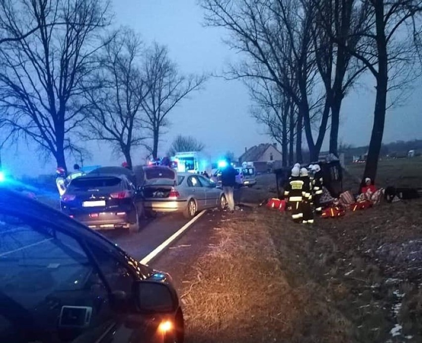 Karambol pięciu pojazdów na DK25 na granicy powiatu oleśnickiego. Lądował śmigłowiec LPR!