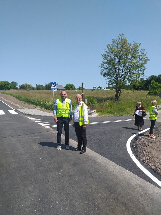 Wicestarosta zduńskowolski Wojciech Rychlik ( pierwszy z prawej) informuje, że do wykonania w ciągu dróg Piaski-Strońsko zostały ostatnie prace