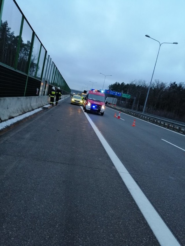 Do wypadku doszło w poniedziałek, 4 lutego, na 92 kilometrze autostradzie A2 na wysokości Trzciela w powiecie międzyrzeckim. Około godz. 16.15 na pasie w kierunku Poznania bus marki renault uderzył w barierki ochronne, po czym zdoła jeszcze przejechać 400 metrów.