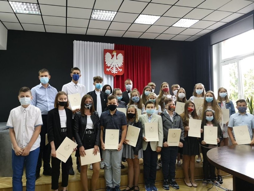28 uczniów z gminy Gniewkowo odebrało z rąk burmistrza Adama...