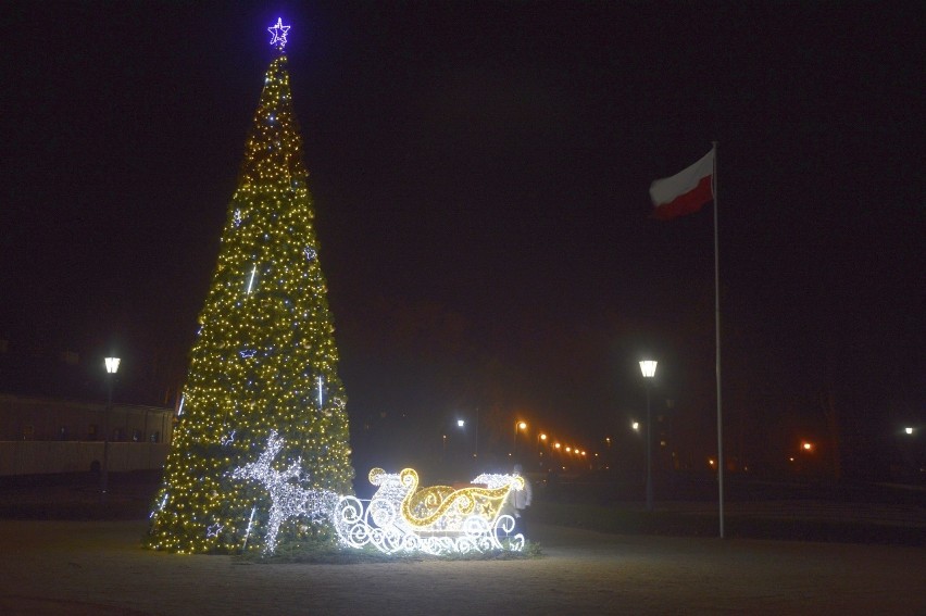 Świąteczne Końskie nocą już wyglądają przepięknie. Zobacz iluminacje [ZDJĘCIA]