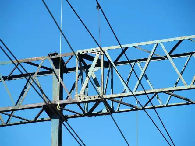 Wczoraj ok. północy doszło do niebezpiecznego wypadku podczas prac przy trakcji kolejowej w Sosnowcu. Pracownik, będąc 4,5 m nad ziemią został rażony prądem.