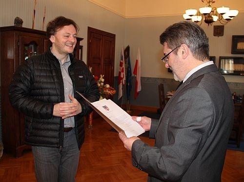 Prezydent Janusz Pęcherz wręcza akt nominacyjny dyrektorowi...