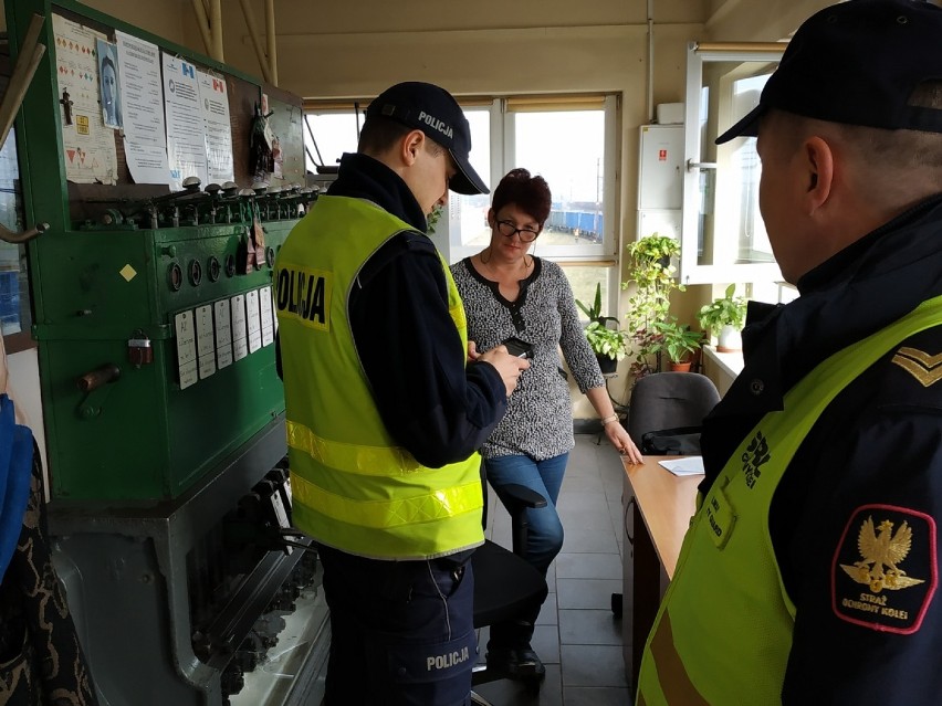 Policjanci w powiecie radziejowskim sprawdzali autokary szkolne z inspektorami ITD, a z sokistami dworzec kolejowy