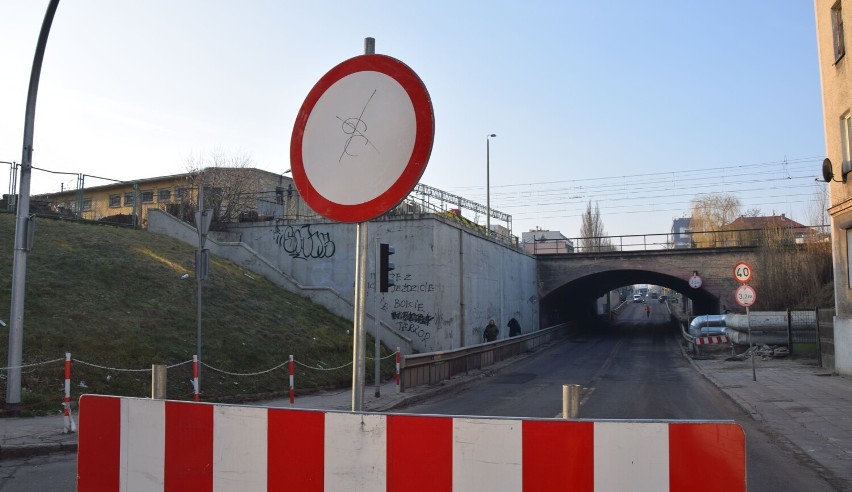 Droga pod wiaduktem w Stargardzie zamknięta. Ale nie dla pieszych 