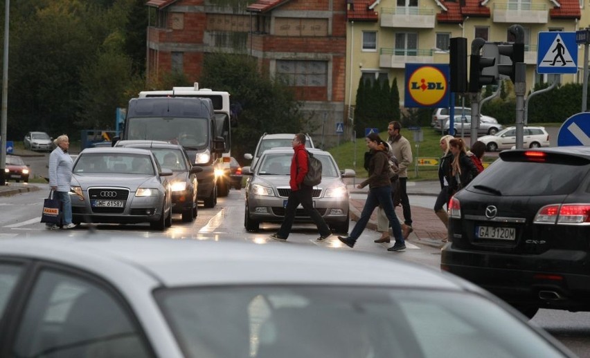 Notoryczne korki na ulicy Małokackiej w Gdyni. Czy można coś na to zaradzić?