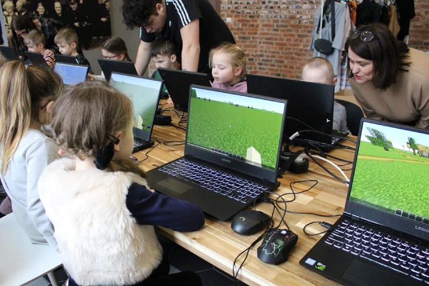 Zajęcia Minecraft z programowaniem w Poczekalni Kultury w Darłowie [ZDJĘCIA]