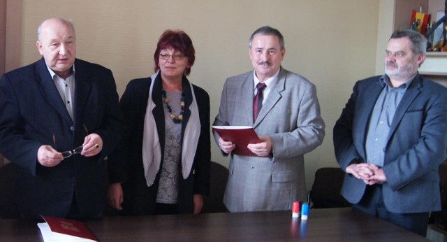 Władze gminy Dębica i przedstawiciele firmy Elbud Tarnów podpisali już umowę na przebudowę części szkoły w Nagawczynie na przedszkole