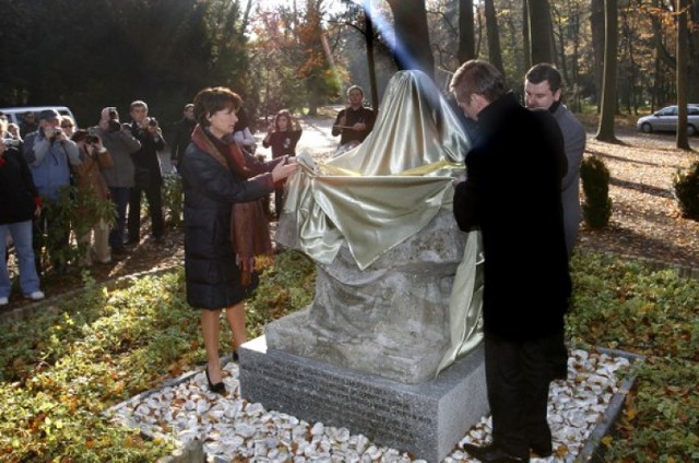 Po kilkudziesięciu latach na cmentarz centralny powróciła Matka ...