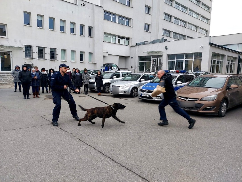 Dzień Kobiet w piotrkowskiej komendzie policji. Tak się bawiły piotrkowianki na warsztatach z policją - ZDJĘCIA