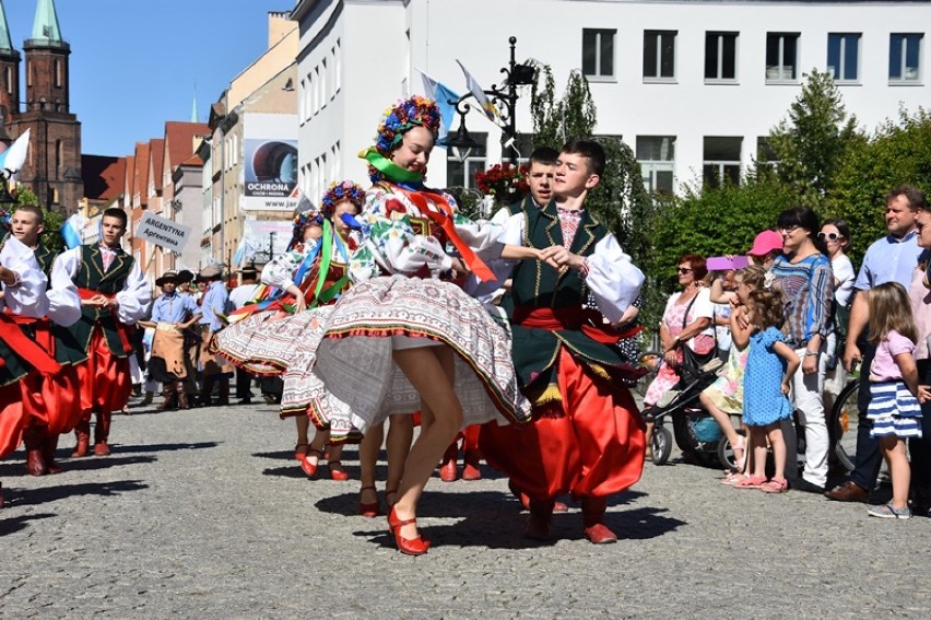 Barwny korowód Festiwalu "Świat pod Kyczerą" w Legnicy.
