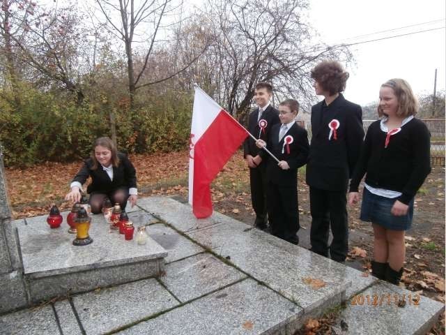 Uczniowie z Przybynowa uczestniczyli w mszy św. i uroczystej akademii w szkole