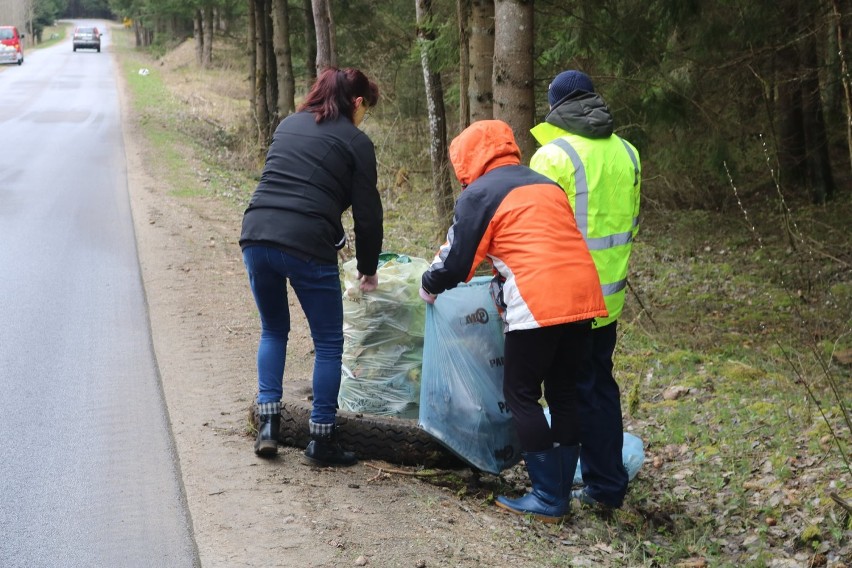 Akcja Sprzątanie Świata w gminie Filipów. Śmieci zbierają urzędnicy i mieszkańcy wsi [Zdjęcia] 