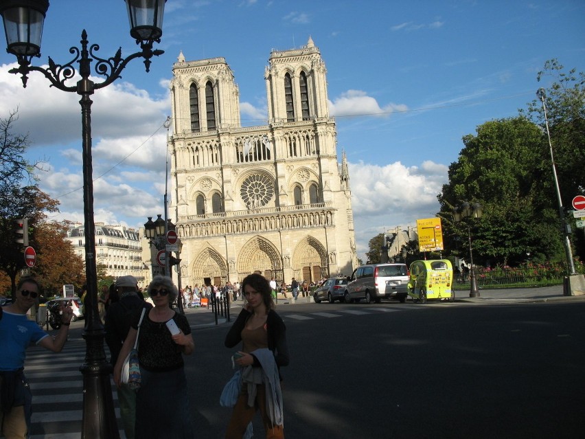 Katedra Notre Dame na tle błękitu.fot: Jarosław Franciszek...