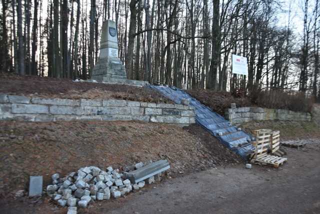 W Szczawnie-Zdroju zagospodarowują teren przy pomniku Ułanów Legii Polsko-Włoskiej
