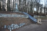 W Szczawnie-Zdroju zagospodarowują teren przy pomniku Ułanów Legii Polsko-Włoskiej! Zdjęcia