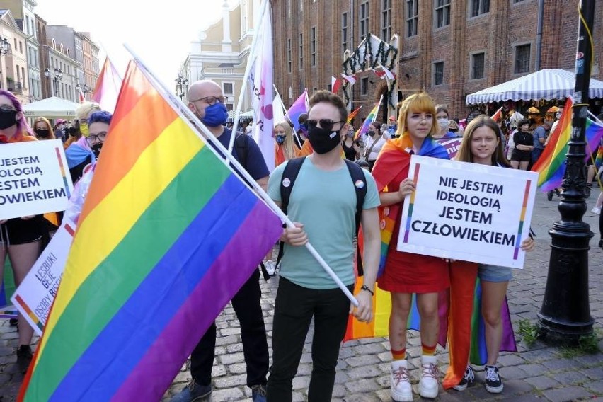 Żółta tablica „Strefa wolna od LGBT” zawisła przy wjeździe do Istebnej