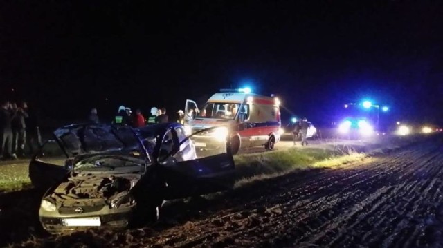 Groźny wypadek we wsi Głogowa, gm. Kłodawa. Kierowca samochodu osobowego marki Opel zjechał nagle z drogi do przydrożnego rowu i dachował.

CZYTAJ WIĘCEJ: Wypadek we wsi Głogowa. Kierowca opla dachował [ZDJĘCIA]