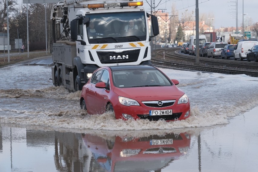 Ogromne ilości wody na ulicy Jana Pawła II.