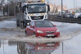 Na ulicy Jana Pawła II w Poznaniu leje się woda. Co się dzieje?