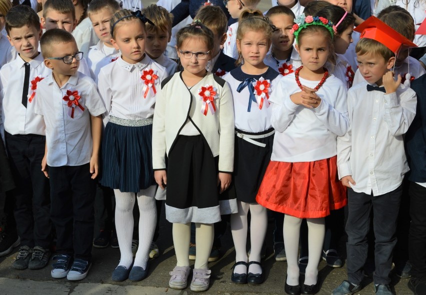 Nowy Sącz. Uczniowie Szkoły Podstawowej nr 2 śpiewali hymn i zakopali kapsułę czasu [ZDJĘCIA]