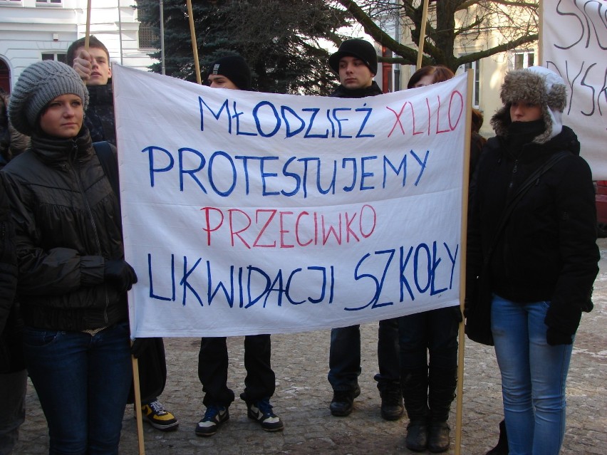 Uczniowie protestują przeciwko likwidacji szkół