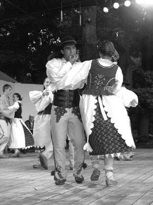 Tradycyjne tańce i zwyczaje ludowe przyciągają co roku wielu widzów.  JACEK ROJKOWSKI