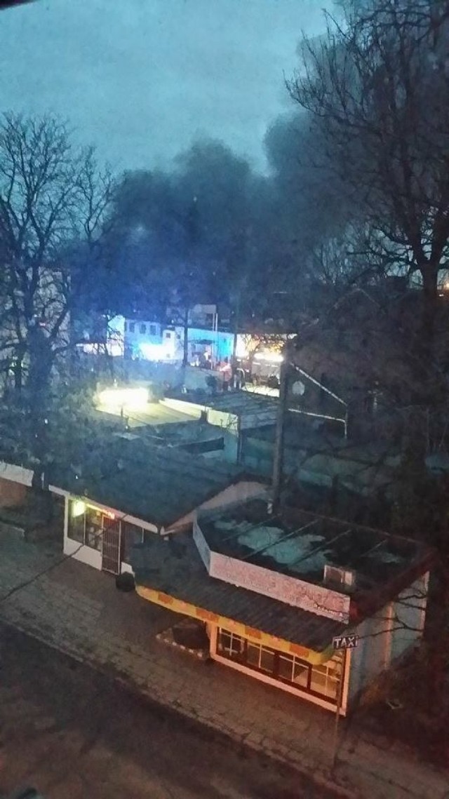 W okolicach godziny 17 doszło do pożaru i wybuchu na Starołęce. Na miejscu pracowało kilka zastępów straży pożarnej.